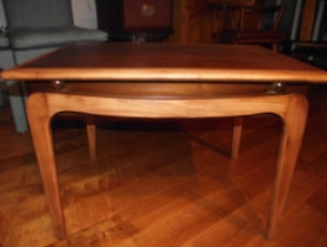 Стол - предмет мебели, состоящий из горизонтальной поверхности (столешницы) и основания