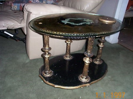  Журнальный столик в викторианском стиле с стеклянным верхом на металических ножках