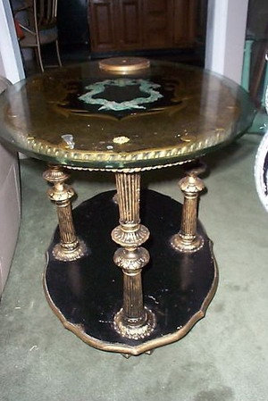  Журнальный столик в викторианском стиле с стеклянным верхом на металических ножках