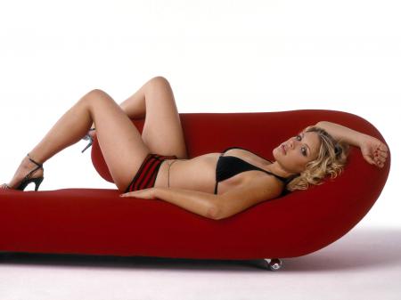 Красивая девушка в нижнем белье на диване в стиле модерн - Звёзды на мебели фото