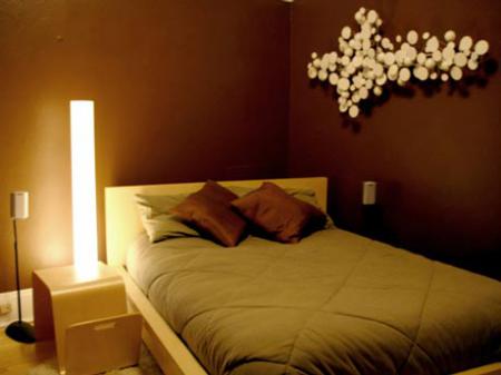 Бежевая небольшая спальня - Дизайн интерьера спальни и мебель фото