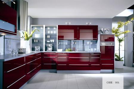 Роскошная открытая кухня с красным шкафами - Интерьер кухни (кухонная мебель) фото