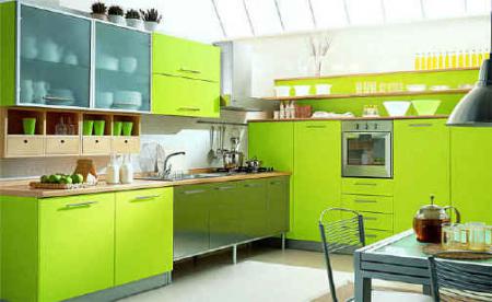 Светлая кухня с зелеными шкафами и белым полом - Интерьер кухни (кухонная мебель) фото