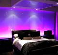 Дизайн интерьера спальни и мебель - Небольшая фиолетовая спальня